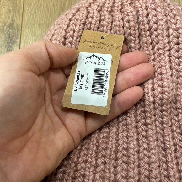 Fonem Pink Knitted Beanie with Ribbed Design and Wide Brim with scarf - Picture 4 of 5